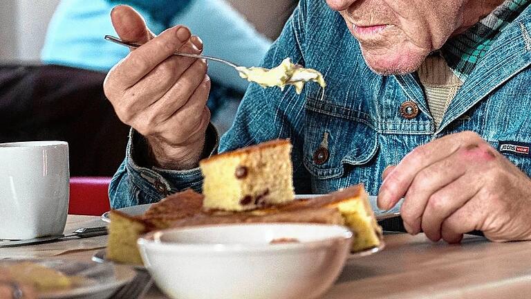 Sozialministerin in Suppenküche       -  Die Versorgung Bedürftiger, wie hier auf unserem Symbolbild, hat bei den Erlöserschwestern eine lange Tradition. In der Chronik ist zu lesen: Neben den Bewohnerinnen des Ledigenheimes und den Kindern der Bewahranstalt sollten auch Arme, die um ein Almosen baten, eine Verköstigung erhalten.