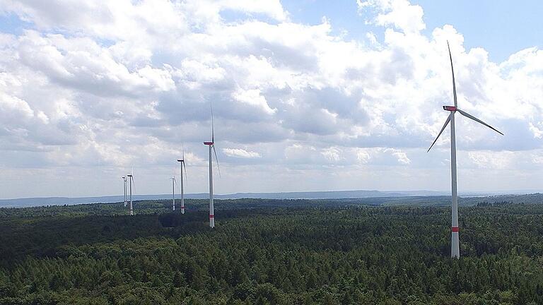 Wer immer in den Sailershäuser Windpark investiert hat, kann für das Windjahr 2017 mit einer ordentlichen Dividende rechnen, bei der eine Drei vor dem Komma stehen könnte. Die Behauptung, dass die zehn Windräder nie und nimmer rentabel laufen werden, bezeichnen die Betreiber als Unsinn.