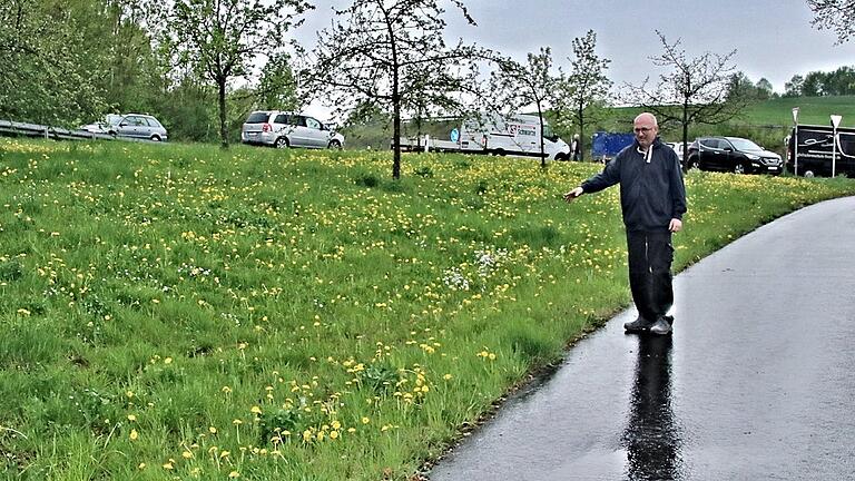 Fröhliche Stimmung kann beim Anblick der Blumenwiese aufkommen. Eine solche hatte jedoch Markus Oppelt nicht, als er den gestürzten Senior an der Stelle fand, auf die er zeigt, und seine Bemühungen, andere zum Helfen zu animieren, nicht von Erfolg gekrönt waren.