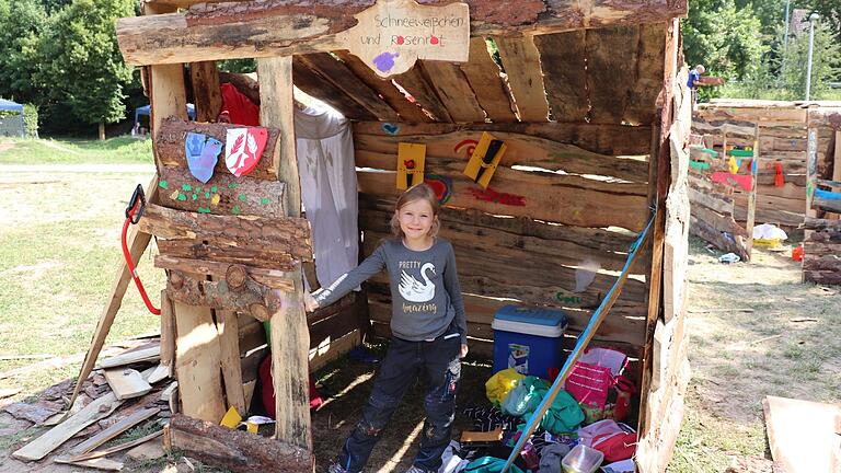 Beim Hüttendorf in Marktbreit bauen bis zu 90 Kinder in den Sommerferien am Mainufer Holzhütten. Die Aktion entfällt dieses Jahr aufgrund der Corona-Pandemie (Archivbild).