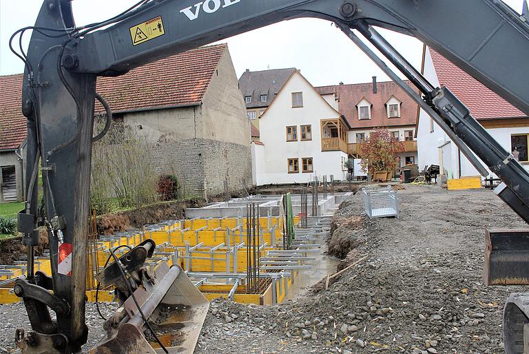 Blick auf die Baustelle der beiden neuen Seminarhäuser der Natura Akademie in Laub. Blick auf die Baustelle der beiden neuen Seminarhäuser der Natura Akademie in Laub.