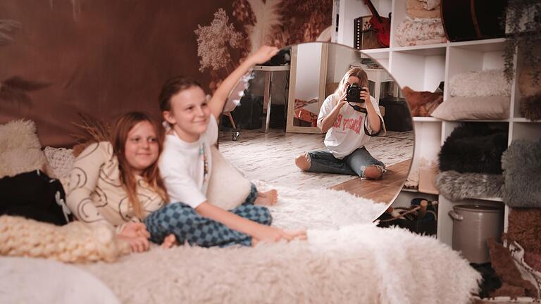 Kreative Fotografie mit immer wieder unterschiedlichen Accessoires zeichnet die Arbeit von Heidi Fay aus. Hier fotografiert sie ihre Schwestern Coco und Rosi Fay.       -  Kreative Fotografie mit immer wieder unterschiedlichen Accessoires zeichnet die Arbeit von Heidi Fay aus. Hier fotografiert sie ihre Schwestern Coco und Rosi Fay.
