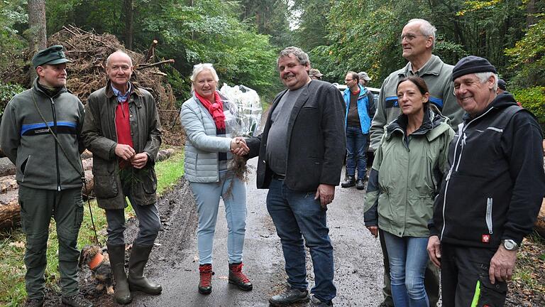 Jan Bergmann (links) übernimmt die Stelle als Revierförster von Wolfgang Meiners (Zweiter von links). Bei einem Waldbegang zusammen mit (weiter von links) Anne Meiners, Bürgermeister Hermann Niediek, Dritter Bürgermeisterin Marion Fleischmann-Hilton,&nbsp;Andreas Leyrer (AELF), und Zweitem Bürgermeister Reinhold Klein wurde Meiners verabschiedet.