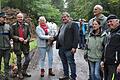 Jan Bergmann (links) übernimmt die Stelle als Revierförster von Wolfgang Meiners (Zweiter von links). Bei einem Waldbegang zusammen mit (weiter von links) Anne Meiners, Bürgermeister Hermann Niediek, Dritter Bürgermeisterin Marion Fleischmann-Hilton,&nbsp;Andreas Leyrer (AELF), und Zweitem Bürgermeister Reinhold Klein wurde Meiners verabschiedet.