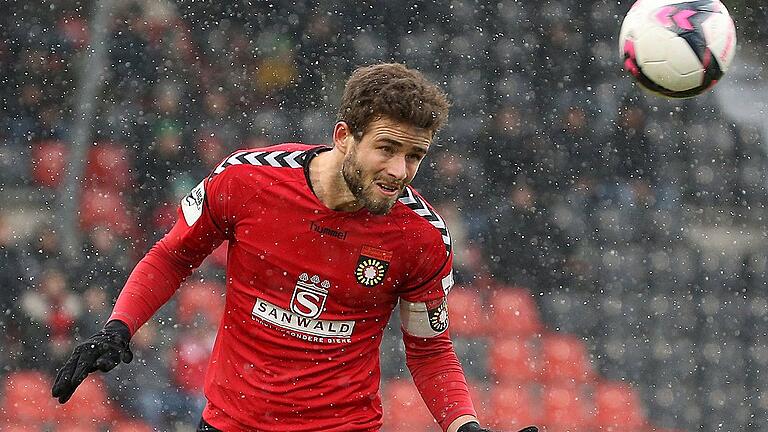 Fussball, 3. Liga, SG Sonnenhof Großaspach - FC Würzburger Kickers       -  Wird er die neue Kickers-Führungskraft: Neuzugang Daniel Hägele hier im Trikot der SG Sonnenhof Großaspach beim Spiel gegen die Würzburger im vergangenen Dezember.