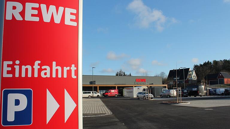 Derzeit wird der Parkplatz von Rewe Mellrichstadt noch von Lieferfahrzeugen und den Autos der Mitarbeiter bevölkert. Ab dem 27. Februar parken hier die Kunden.