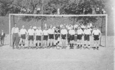 Die erste Fußballmannschaft des 1. Fußball-Clubs Burgsinn im Jahre 1930, dem Vorgänger der heutigen SG, auf dem Sportplatz &quot;Am See&quot;.