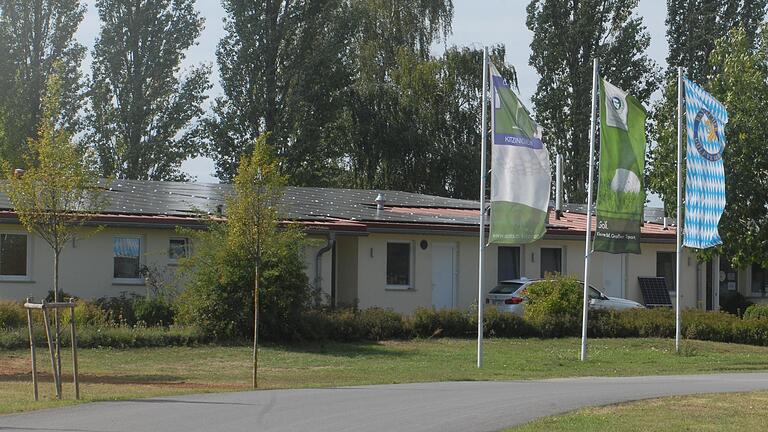 Die Photovoltaikanlage auf dem Clubhaus und der Caddyhalle des Golfclubs Kitzingen wird jährlich 122 000 Kilowatt ökologisch erzeugten Regionalstrom liefern.