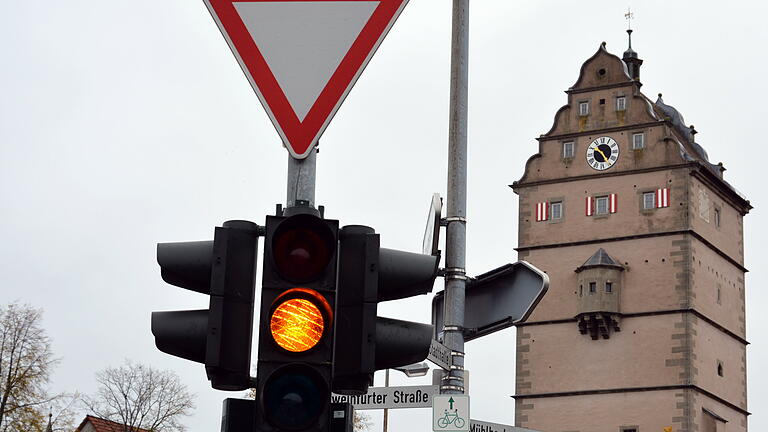 Derzeit steht die Corona-Ampel bayernweit auf gelb. Deshalb gelten ab Sonntag, 7. November, strengere Regeln. Für Rhön-Grabfeld wurden über das Wochenende insgesamt 140 neue Fälle gemeldet. Die Sieben-Tage-Inzidenz stieg dadurch zum Sonntag auf 294,3 an.