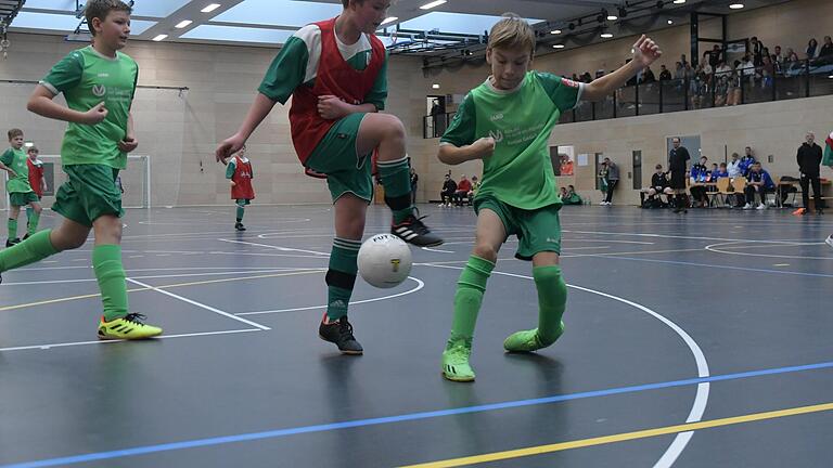 Die bessere Fußhaltung hat hier eindeutig der U13-Kicker der SG Nüdlingen im Vergleich zum Gegenspieler von der SG Rödelmaier. - Die bessere Fußhaltung hat hier eindeutig der U13-Kicker der SG Nüdlingen im Vergleich zum Gegenspieler von der SG Rödelmaier. Die bessere Fußhaltung hat hier eindeutig der U13-Kicker der SG Nüdlingen im Vergleich zum Gegenspieler von der SG Rödelmaier. - Die bessere Fußhaltung hat hier eindeutig der U13-Kicker der SG Nüdlingen im Vergleich zum Gegenspieler von der SG Rödelmaier.