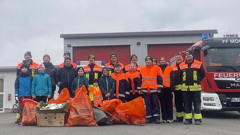 Teilnehmer der Freiwilligen Feuerwehr Moos anlässlich der diesjährigen 'putz.munter'-Aktion Teilnehmer der Freiwilligen Feuerwehr Moos anlässlich der diesjährigen 'putz.munter'-Aktion