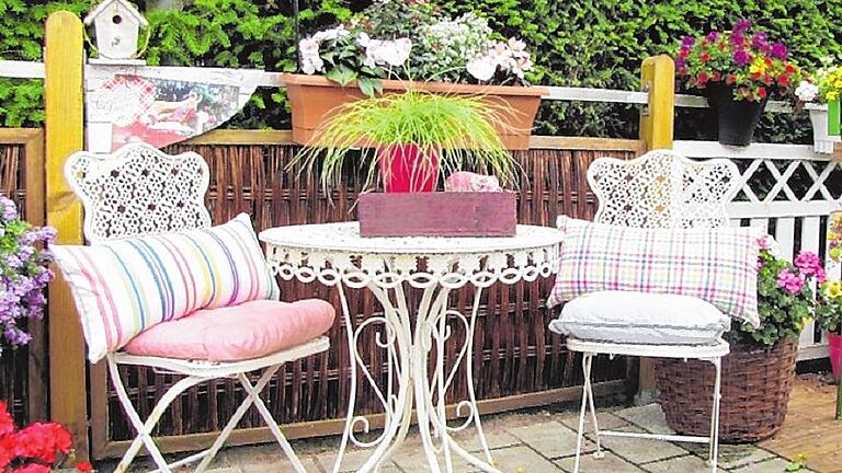 Der Balkontyp „Zeitlose Eleganz“ arbeitet mit zarten Pastelltönen, filigranen Gräsern und silberlaubigem Blattschmuckpflanzen. Besonders weiße Blumen wirken zeitlos elegant und zeugen von einem exklusiven Geschmack. Der Balkontyp „Zeitlose Eleganz“ arbeitet mit zarten Pastelltönen, filigranen Gräsern und silberlaubigem Blattschmuckpflanzen. Besonders weiße Blumen wirken zeitlos elegant und zeugen von einem exklusiven Geschmack.