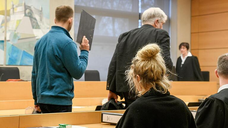 Zum Schutz vor Fotografen hält sich der angeklagte Logopäde (links neben Alexander Hübner, einem seiner Verteidiger) im Würzburger Missbrauchs-Prozess einen Sichtschutz vors Gesicht. Aber angesichts der Coronakrise blieb der Zuhörerraum fast leer. Zum Schutz vor Fotografen hält sich der angeklagte Logopäde (links neben Alexander Hübner, einem seiner Verteidiger) im Würzburger Missbrauchs-Prozess einen Sichtschutz vors Gesicht. Aber angesichts der Coronakrise blieb der Zuhörerraum fast leer.