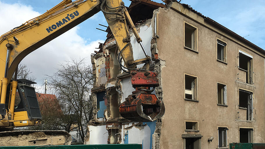 Bauschutt entsorgen mit der Haaf Firmengruppe - Bei einem Hausabriss entstehen nicht nur viele Abfälle, sondern auch Schmutz und Staub. Neben der Entsorgung müssen sich Verantwortliche auch darum kümmern. Bauschutt entsorgen mit der Haaf Firmengruppe - Bei einem Hausabriss entstehen nicht nur viele Abfälle, sondern auch Schmutz und Staub. Neben der Entsorgung müssen sich Verantwortliche auch darum kümmern.