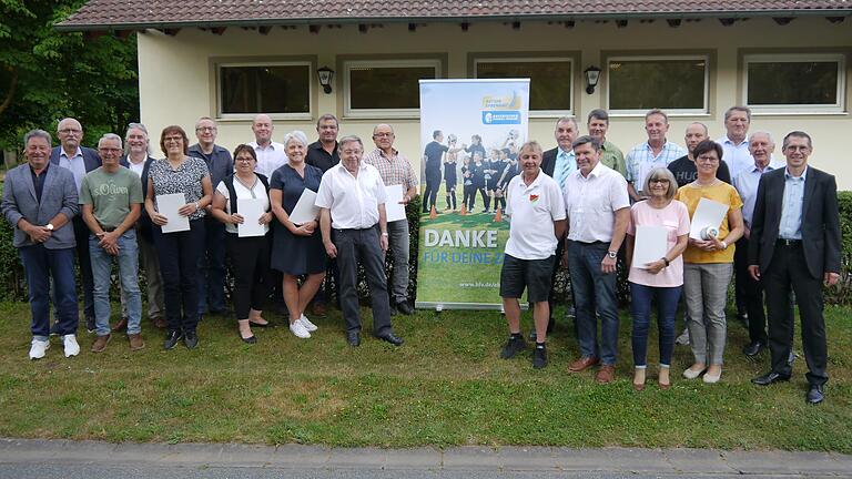 Viele Ehrenamtliche wurden im Rahmen der DFB-Sonderehrung geehrt. Im Bild von links (vordere Reihe): Peter Keller, Klaus Büttner, Eva-Maria Schanz, Kerstin Ebert, Bettina Rappelt, Karl-Heinz Scheuring, Klaus Hess, Alois Brandl, Anne Friedrich, Ilona Strobel, Jürgen Pfau. Hintere Reihe von links: Gottfried Bindrim, Jürgen Franz Schwab, Stefan Werner, Michael Sauer, Klaus Scheuring, Paul König, Konrad Ludwig, Albrecht Markert, Michael Hauck, Rudolf Gehling und Toni Adelhardt.