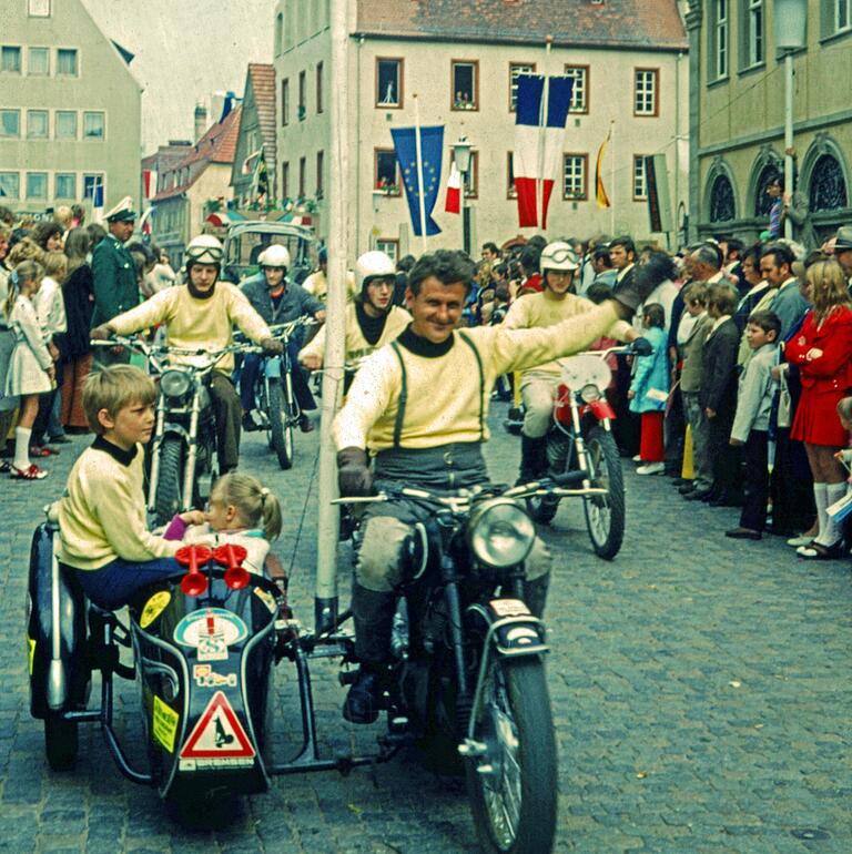 Die Gerolzhöfer Motorsportvereinigung war unter anderem mit Motorradfahrern beim Festzug mit dabei. Die Gerolzhöfer Motorsportvereinigung war unter anderem mit Motorradfahrern beim Festzug mit dabei.