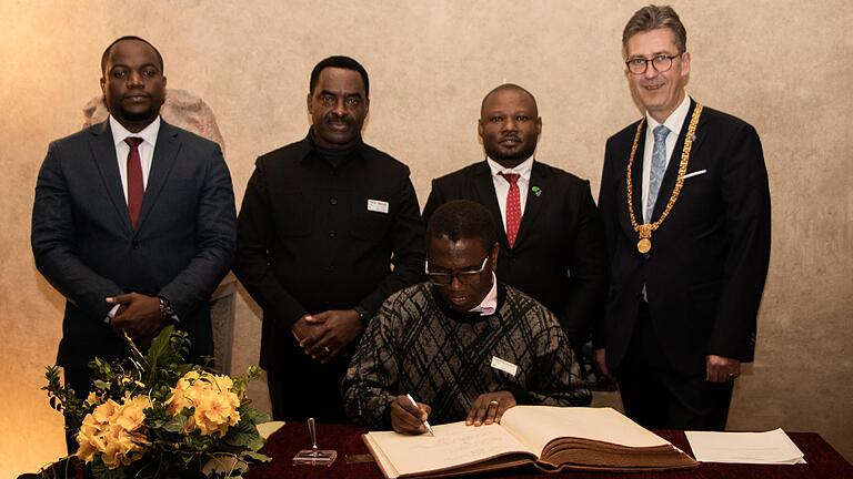 Das neueste „Kapitel“ im Goldenen Buch der Stadt Würzburg würdigt den Austausch mit der Partnerstadt Mwanza auf dem Felde der Medizin. Von links: Oberbürgermeister Sima Constantine Sima, Dr. Fabian Massaga, Generaldirektor des Bugando Medical Centers, Prof. Stephen Mshana, Catholic University of Health and Allied Sciences, City Director Sekiete S. Yahaya und Oberbürgermeister Christian Schuchardt. Das neueste „Kapitel“ im Goldenen Buch der Stadt Würzburg würdigt den Austausch mit der Partnerstadt Mwanza auf dem Felde der Medizin. Von links: Oberbürgermeister Sima Constantine Sima, Dr. Fabian Massaga, Generaldirektor des Bugando Medical Centers, Prof. Stephen Mshana, Catholic University of Health and Allied Sciences, City Director Sekiete S. Yahaya und Oberbürgermeister Christian Schuchardt.