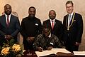 Das neueste „Kapitel“ im Goldenen Buch der Stadt Würzburg würdigt den Austausch mit der Partnerstadt Mwanza auf dem Felde der Medizin. Von links: Oberbürgermeister Sima Constantine Sima, Dr. Fabian Massaga, Generaldirektor des Bugando Medical Centers, Prof. Stephen Mshana, Catholic University of Health and Allied Sciences, City Director Sekiete S. Yahaya und Oberbürgermeister Christian Schuchardt.