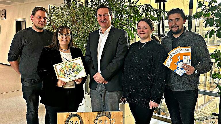Geldübergabe an 'Menschenskinder e.V.': (von links) Maik Bauer (Kassier Feuerwehrverein Dimbach), Marina Bauer (1.Vorstand Feuerwehrverein Dimbach) Prof. Marcel Romanos (1. Vorstand Menschenskinder e. V.) Theresa Nusser (2. Vorstand Feuerwehrverein Dimbach) und René Bauer (Ortssprecher Dimbach).