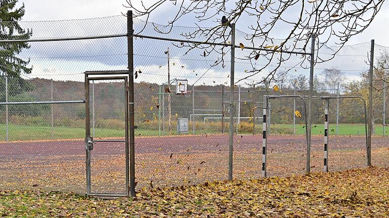 Bei der Neugestaltung des Sportgeländes der Gemeinde Kist wird es auf jeden Fall wieder einen umzäunten Hartplatz geben. Bei der Neugestaltung des Sportgeländes der Gemeinde Kist wird es auf jeden Fall wieder einen umzäunten Hartplatz geben.