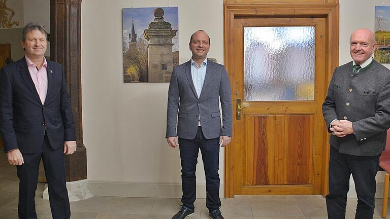 Landrat Thomas Habermann (rechts) und Bürgermeister Thomas Helbling (links) stellten vor der Sitzung des Spitalrats im Rathaussaal von Bad Königshofen Florian Meder als den neuen Heimleiter vor. Er ist der Wunschkandidat seines verstorbenen Vorgängers im Amt, Manfred Bühner.       -  Landrat Thomas Habermann (rechts) und Bürgermeister Thomas Helbling (links) stellten vor der Sitzung des Spitalrats im Rathaussaal von Bad Königshofen Florian Meder als den neuen Heimleiter vor. Er ist der Wunschkandidat seines verstorbenen Vorgängers im Amt, Manfred Bühner.