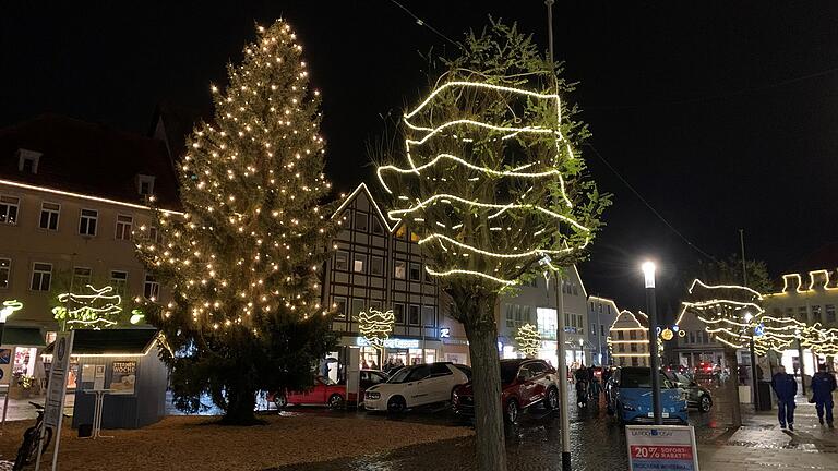 Der Lichterglanz lässt die Vorfreude auf das Weihnachtsfest steigen. Aber die Adventszeit kann auch manchmal spannungsgeladen sein. Davon berichtet Maria Blümm in ihren jüngsten Kindheitserinnerungen. Und davon, wie sich Spannungen auch wieder lösen. Das Bild zeigt den Bad Neustädter Marktplatz im vergangenen Jahr 2021. Der Lichterglanz lässt die Vorfreude auf das Weihnachtsfest steigen. Aber die Adventszeit kann auch manchmal spannungsgeladen sein. Davon berichtet Maria Blümm in ihren jüngsten Kindheitserinnerungen. Und davon, wie sich Spannungen auch wieder lösen. Das Bild zeigt den Bad Neustädter Marktplatz im vergangenen Jahr 2021.