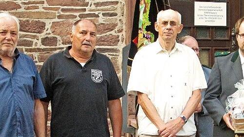 Sportleiter Benedikt Müller (rechts) ernannte drei besonders verdiente Mitglieder zur Ehrenmitgliedern und überreichte die Ernennungsurkunde und ein Präsent an (von links) Georg Porkristl, Manfred Feustel und Werner Perzl. - Sportleiter Benedikt Müller (rechts) ernannte drei besonders verdiente Mitglieder zur Ehrenmitgliedern und überreichte die Ernennungsurkunde und ein Präsent an (von links) Georg Porkristl, Manfred Feustel und Werner Perzl. Sportleiter Benedikt Müller (rechts) ernannte drei besonders verdiente Mitglieder zur Ehrenmitgliedern und überreichte die Ernennungsurkunde und ein Präsent an (von links) Georg Porkristl, Manfred Feustel und Werner Perzl. - Sportleiter Benedikt Müller (rechts) ernannte drei besonders verdiente Mitglieder zur Ehrenmitgliedern und überreichte die Ernennungsurkunde und ein Präsent an (von links) Georg Porkristl, Manfred Feustel und Werner Perzl.