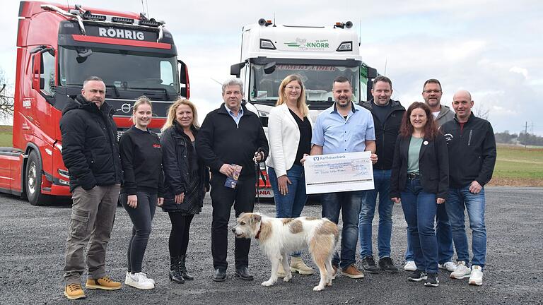 Strahlende Gesichter gab es bei der Spendenübergabe auf dem Betriebsgelände von Knorr Transporte (von links): Denis Braun, Maxime Röhrig (beide Röhrig Logistik), Nancy Wenning, Stefan Zöller (beide Kinderhospiz Sternenzelt), Kristin Schwital, Daniel Köhler, Volker Knorr, Silvia Schneider (Station Regenbogen), Christian Reckentin, Jörg Höhlein (beide Hoffnung schenken). Strahlende Gesichter gab es bei der Spendenübergabe auf dem Betriebsgelände von Knorr Transporte (von links): Denis Braun, Maxime Röhrig (beide Röhrig Logistik), Nancy Wenning, Stefan Zöller (beide Kinderhospiz Sternenzelt), Kristin Schwital, Daniel Köhler, Volker Knorr, Silvia Schneider (Station Regenbogen), Christian Reckentin, Jörg Höhlein (beide Hoffnung schenken).