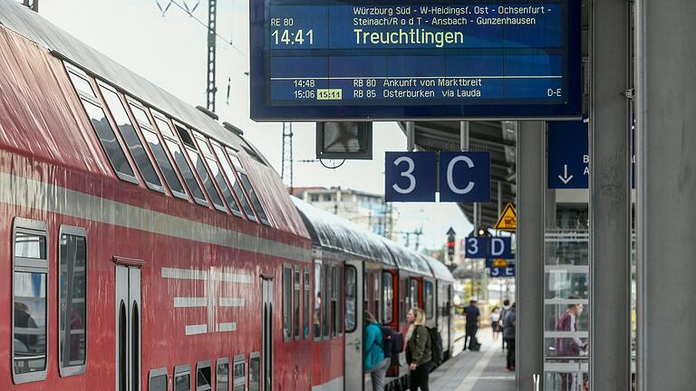 Nach wie vor setzt Betreiber Go-Ahead auf der Strecke zwischen Würzburg und Treuchtlingen häufig noch eher historisch anmutende Zuggarnituren ein. Nach wie vor setzt Betreiber Go-Ahead auf der Strecke zwischen Würzburg und Treuchtlingen häufig noch eher historisch anmutende Zuggarnituren ein.