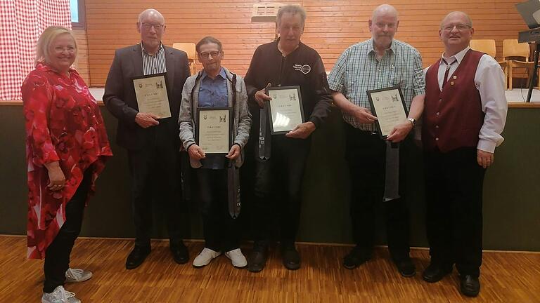 Ehrungen der passiven Mitglieder (von links) Fred Hahn, Friedrich Senft, Fritz Elflein und Klaus Hilpert. Ehrungen der passiven Mitglieder (von links) Fred Hahn, Friedrich Senft, Fritz Elflein und Klaus Hilpert.