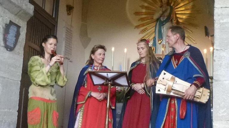 Hingebungsvoll: Carolin, Anett und Christoph Lüdecke, begleitet von Flötistin Christine Koch, sangen in mittelalterlichen Kostümen Marienlieder. Hingebungsvoll: Carolin, Anett und Christoph Lüdecke, begleitet von Flötistin Christine Koch, sangen in mittelalterlichen Kostümen Marienlieder.