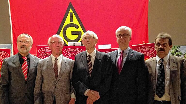 70 Jahre Mitglied in der IG Metall: Albert Götz und Robert Zirkelbach  (2. und 3. von links) wurden von Walther Mann (1. Bevollmächtigter, links), Hans-Jürgen Urban (Mitglied des geschäftsführenden Vorstandes) und Werner Flierl (2. Bevollmächtigter, rechts) geehrt.