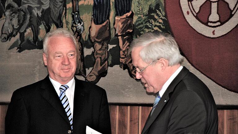 Dr. Leonhard Scherg (links), Bürgermeister der Stadt Marktheidenfeld von 1984 bis 2008, mit seinem Vorgänger Armin Grein, Bürgermeister von 1972 bis 1984. Das Foto entstand bei der Verabschiedung des Kreisrats Scherg 2008 durch Landrat Armin Grein (1984–2008). Dr. Leonhard Scherg (links), Bürgermeister der Stadt Marktheidenfeld von 1984 bis 2008, mit seinem Vorgänger Armin Grein, Bürgermeister von 1972 bis 1984. Das Foto entstand bei der Verabschiedung des Kreisrats Scherg 2008 durch Landrat Armin Grein (1984–2008).
