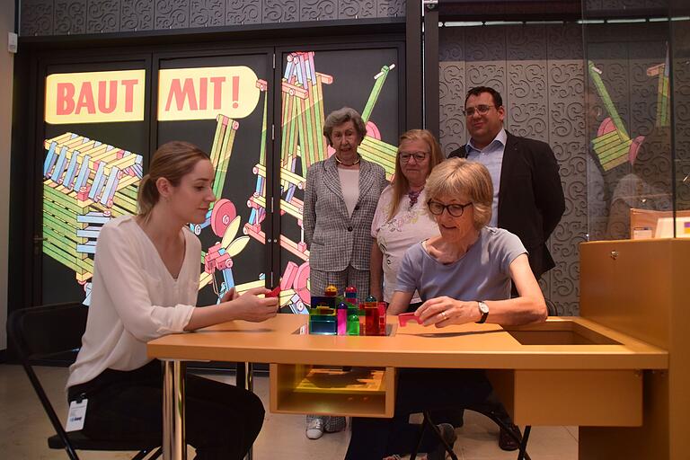 In der Ausstellung darf auch gebaut werden. Das Bild zeigt (von links) Carina Wolf (Volontärin), Schirmherrin Ingrid Knauf, Leihgeberin Manuela Kube, Marianne Greif (Knauf-Museum) und Museumsleiter Markus Mergenthaler.