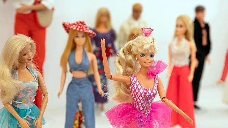 Schön bunt: Verschiedene Barbie-Puppen in der Sonderausstellung «Busy girl - Barbie macht Karriere» im Schloss Bruchsal. Foto: Christoph Schmidt/dpa       -  Cool oder Schrott? Die Barbie und ihre pinke Barbie-Welt sind umstritten und begehrt.