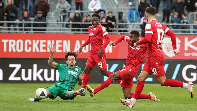 Saliou Sanés zweiter Streich: Der Goalgetter der Würzburger Kickers (Zweiter von rechts) kommt nach einer Kopfballablage von Dardan Karimani (vorne) vor dem aus Sonderhofen stammenden Augsburger Aaron Zehnter (am Boden) an den Ball und trifft zum zwischenzeitlichen 3:1.