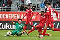 Saliou Sanés zweiter Streich: Der Goalgetter der Würzburger Kickers (Zweiter von rechts) kommt nach einer Kopfballablage von Dardan Karimani (vorne) vor dem aus Sonderhofen stammenden Augsburger Aaron Zehnter (am Boden) an den Ball und trifft zum zwischenzeitlichen 3:1.