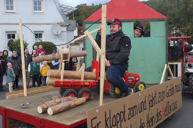 Auf einigen Wägen stellte die Dorfjugend beim Kirchweihumzug in Füttersee manche Peinlichkeit nach.