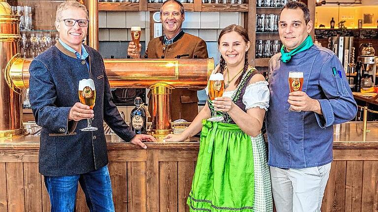 Neue Gesichter im Brauhaus: (von rechts) Sebastian Merz und seine Frau Carmen übernehmen bereits ab 1. Juli mit dem Lohrer Brauhaus vom Potenzial her ein Schwergewicht der Lohrer Gastronomie. Über diese Lösung freuen sich Hofbräu-Geschäftsführer Norbert Lange und Gebietsverkaufsleiter Ralph Rosenberger.