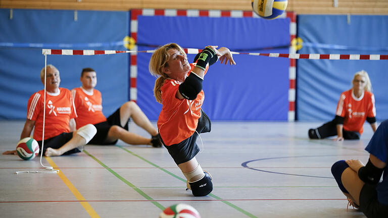 Voller Einsatz beim Sitzball: Das Team des Vital-Sportvereins trifft sich einmal in der Woche. Foto:Johannes Kiefer