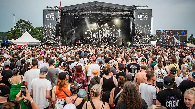 Tausende Menschen besuchen am 29. Juni das 'Ab geht die Lutzi'-Festival in Rottershausen.