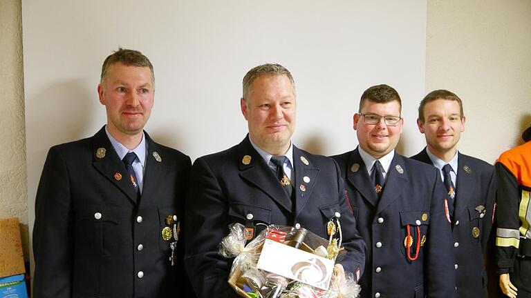 Nach langjähriger Tätigkeit als stellvertretender Kommandant und Jugendwart dankten Rainer Morshäuser (2.v.l.) Kommandant Christian Schüssler (links), Vereinsvorsitzender Matthias Müller und sein Stellvertreter Marco Schaab (r.) mit einem Geschenk. - Nach langjähriger Tätigkeit als stellvertretender Kommandant und Jugendwart dankten Rainer Morshäuser (2.v.l.) Kommandant Christian Schüssler (links), Vereinsvorsitzender Matthias Müller und sein Stellvertreter Marco Schaab (r.) mit einem Geschenk. Nach langjähriger Tätigkeit als stellvertretender Kommandant und Jugendwart dankten Rainer Morshäuser (2.v.l.) Kommandant Christian Schüssler (links), Vereinsvorsitzender Matthias Müller und sein Stellvertreter Marco Schaab (r.) mit einem Geschenk. - Nach langjähriger Tätigkeit als stellvertretender Kommandant und Jugendwart dankten Rainer Morshäuser (2.v.l.) Kommandant Christian Schüssler (links), Vereinsvorsitzender Matthias Müller und sein Stellvertreter Marco Schaab (r.) mit einem Geschenk.