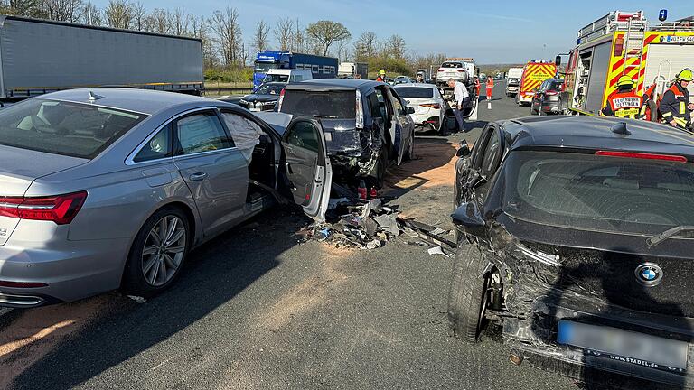 Am Freitagnachmittag ereigneten sich auf der A3 zwischen Würzburg und Frankfurt gleich mehrere Unfälle nacheinander. Beim ersten Unfall waren acht Fahrzeuge beteiligt, beim zweiten zwei Lastwagen und ein Wohnmobil. Beim dritten Unfall krachten sieben Fahrzeuge ineinander. Am Freitagnachmittag ereigneten sich auf der A3 zwischen Würzburg und Frankfurt gleich mehrere Unfälle nacheinander. Beim ersten Unfall waren acht Fahrzeuge beteiligt, beim zweiten zwei Lastwagen und ein Wohnmobil. Beim dritten Unfall krachten sieben Fahrzeuge ineinander.