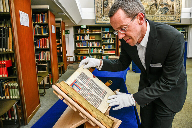 Er wacht über die ältesten Stücke: der Leiter der Handschriftenabteilung, Dr. Oliver Weinreich.&nbsp;&nbsp;