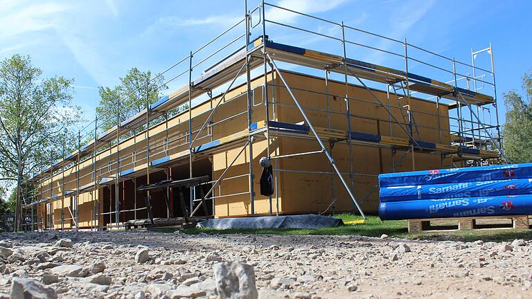 Schon im April 2021 soll der neue Kinder- und Jugendtreff am Bergl, gebaut auf dem Gelände der Albert-Schweitzer-Schule, bezogen weden.