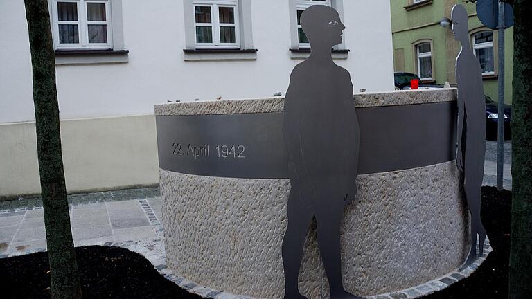 Das Denkmal in der Bauerngasse von Bad Neustadt erinnert an die Deportation der Juden aus Bad Neustadt. Stadtführerin Monika Iffert fand dort einen Stein, der mit einem Hakenkreuz beschmiert war. Das Denkmal in der Bauerngasse von Bad Neustadt erinnert an die Deportation der Juden aus Bad Neustadt. Stadtführerin Monika Iffert fand dort einen Stein, der mit einem Hakenkreuz beschmiert war.