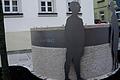 Das Denkmal in der Bauerngasse von Bad Neustadt erinnert an die Deportation der Juden aus Bad Neustadt. Stadtführerin Monika Iffert fand dort einen Stein, der mit einem Hakenkreuz beschmiert war.