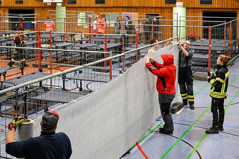 Je Abteil zu 4,30 auf 3,50 Meter stehen drei Doppelstockliegen. Die Ehrenamtlichen trennen die Abteile durch Bauzäune, die sie mit Planen verkleiden. Je Abteil zu 4,30 auf 3,50 Meter stehen drei Doppelstockliegen. Die Ehrenamtlichen trennen die Abteile durch Bauzäune, die sie mit Planen verkleiden.