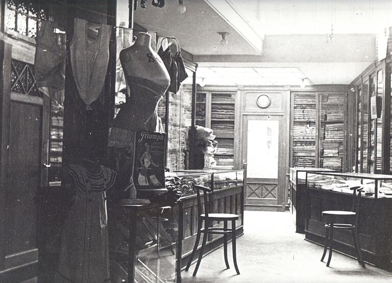 Blick in den Verkaufsraum (ca. 1920er Jahre). Blick in den Verkaufsraum (ca. 1920er Jahre).
