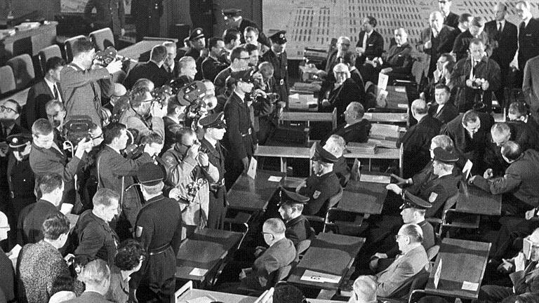 Auschwitzprozess in Frankfurt       -  Großes Medieninteresse: Eröffnung des Auschwitz-Prozesses am 20. Dezember 1963.